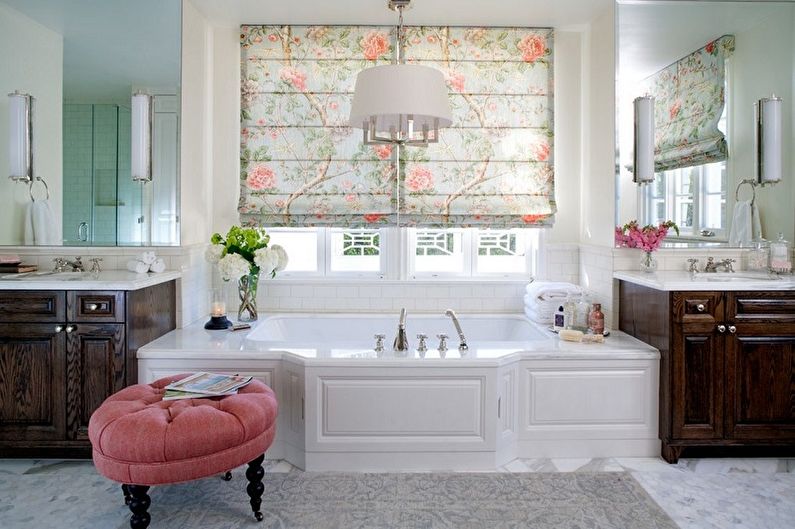 Roman curtains in the bathroom