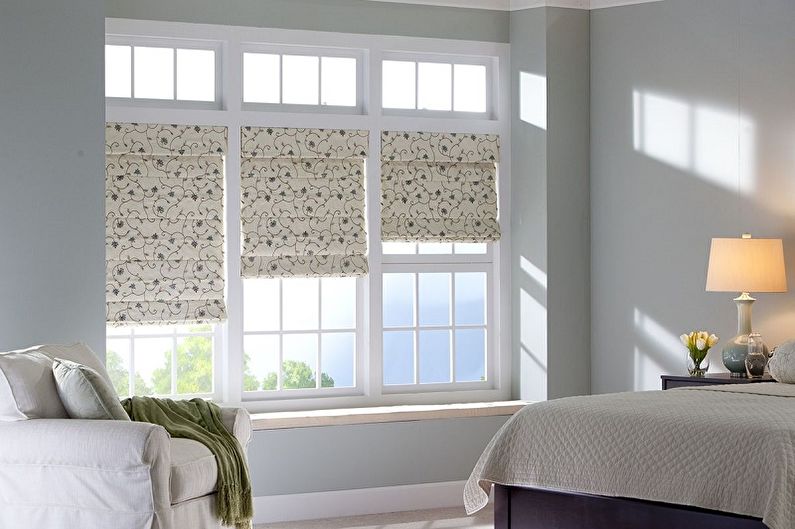 Roman curtains in the interior - photo
