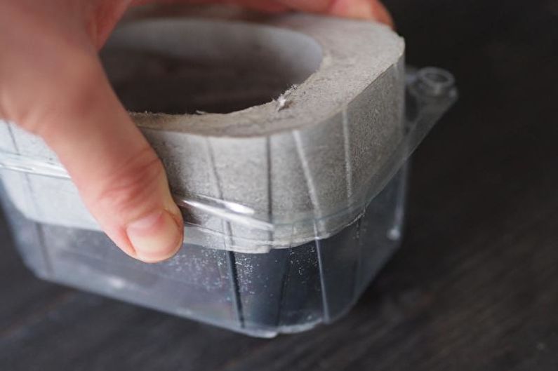 DIY flower pots made of concrete