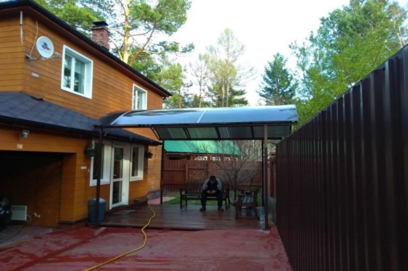 Visières au-dessus du porche en polycarbonate