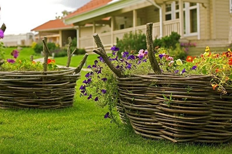 Making flower beds with your own hands - Wood