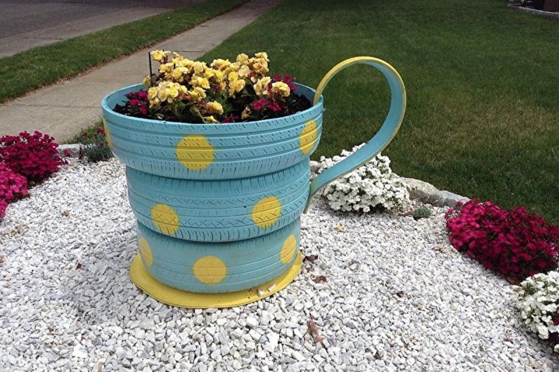 Do-it-yourself flowerbed - Materials at hand