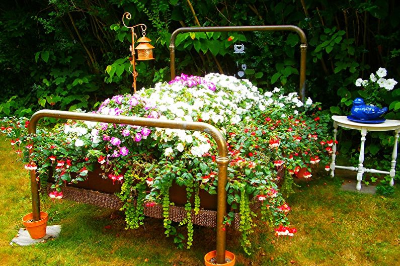 Do-it-yourself flowerbed - Materials at hand