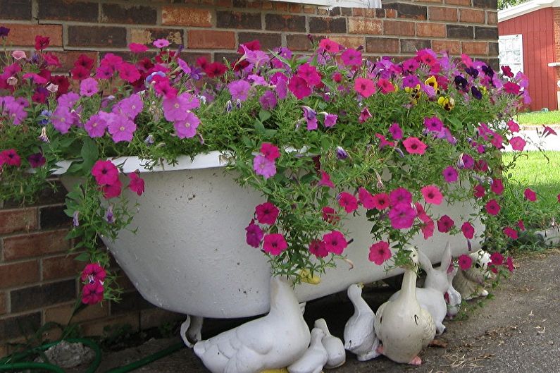 Do-it-yourself flowerbed - Materials at hand