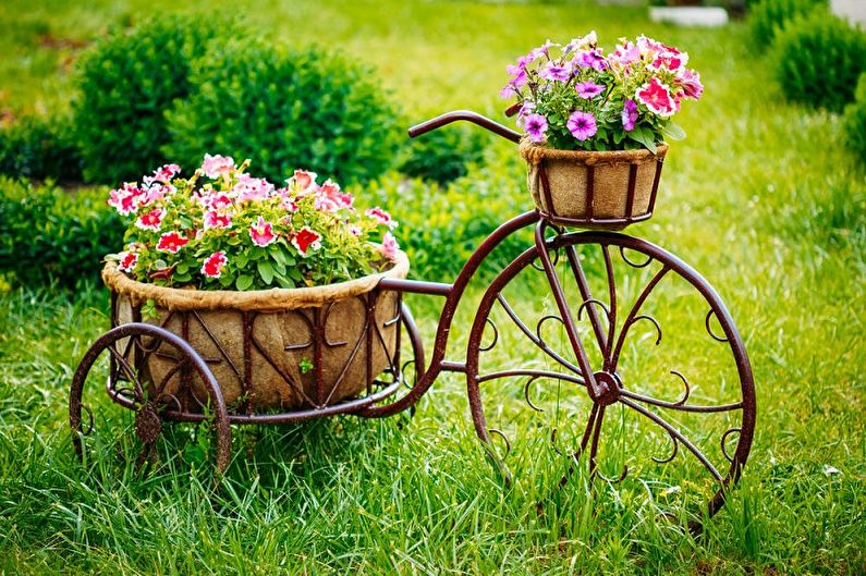 Do-it-yourself flowerbed - Materials at hand