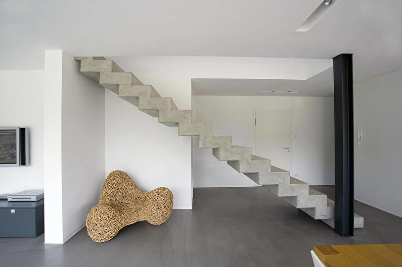 Escalier en béton au deuxième étage