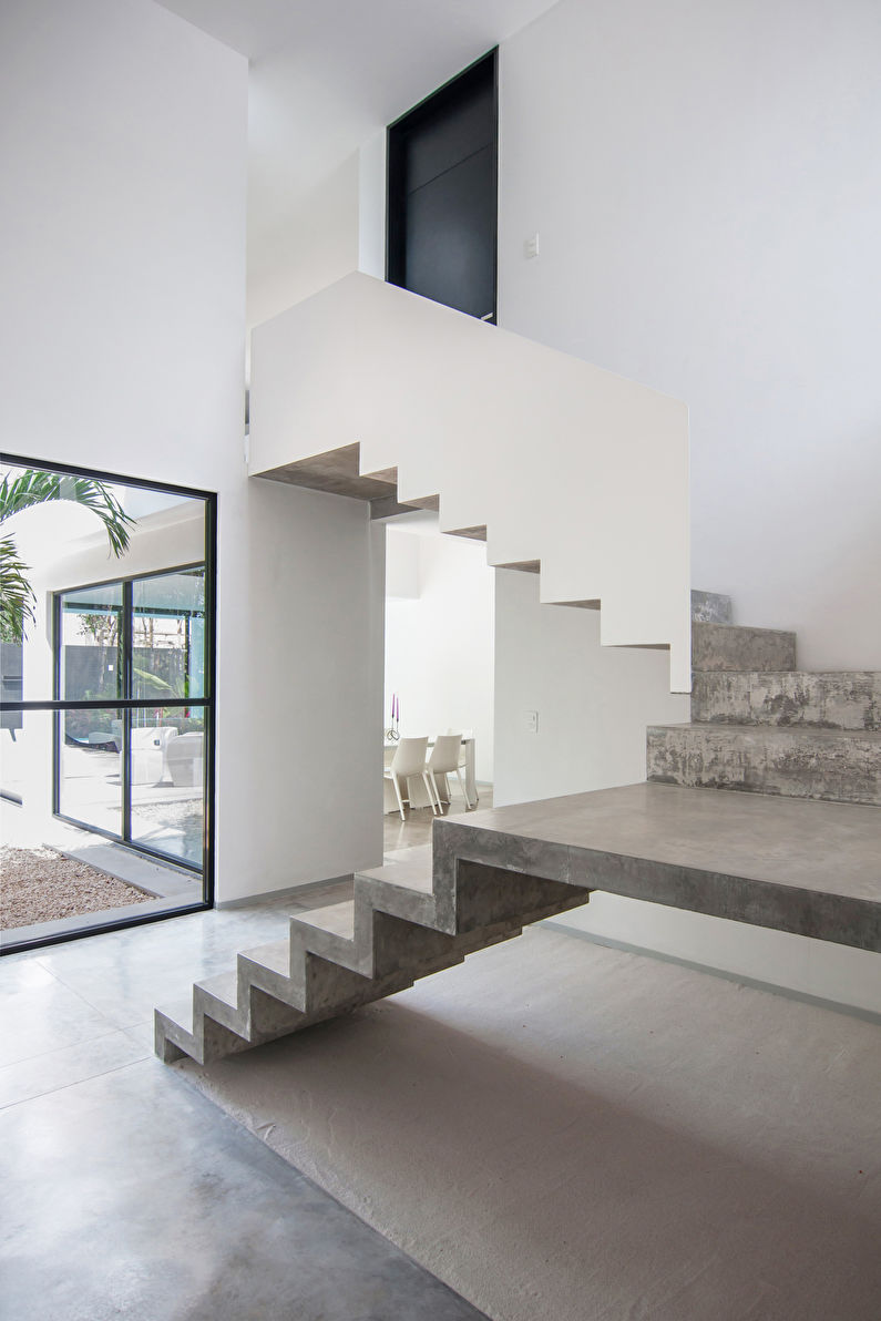 Escalier en béton au deuxième étage