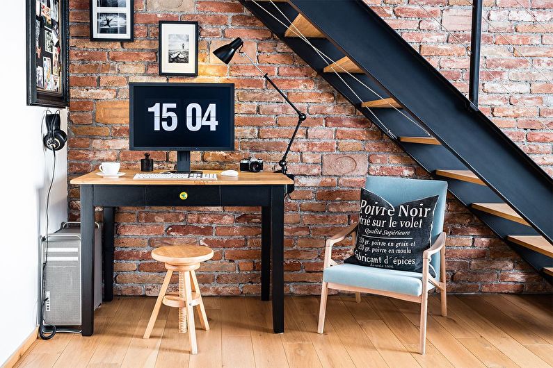 Escalier au deuxième étage dans le style loft