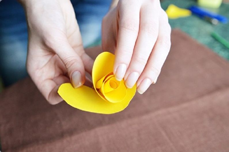 Do-it-yourself yellow rose from paper