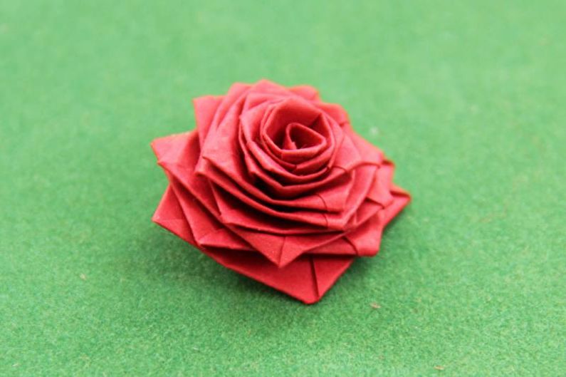 Do-it-yourself paper rose using quilling technique