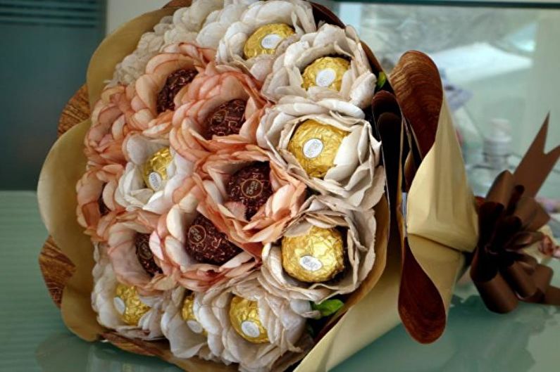 DIY paper rose with sweets inside