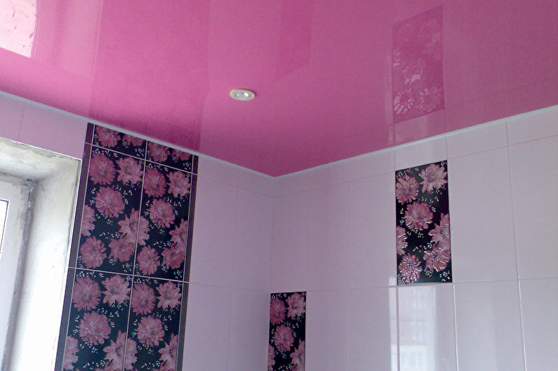 Stretch ceiling in the bathroom - photo