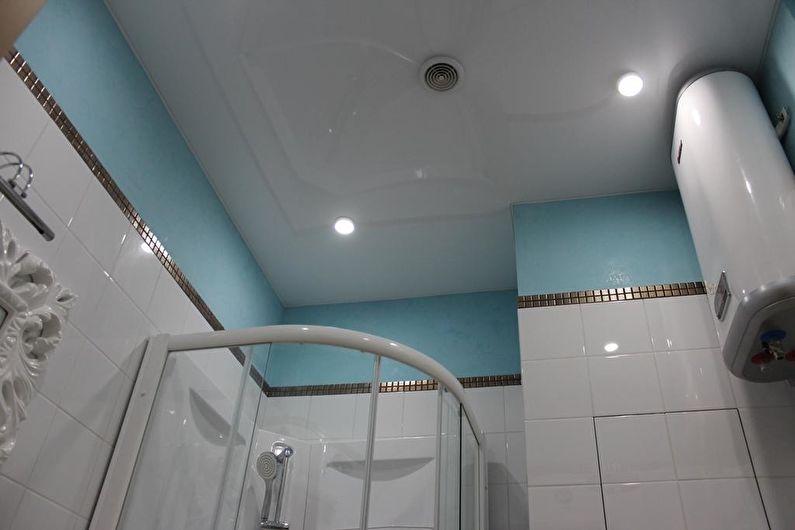 Stretch ceiling in the bathroom - photo