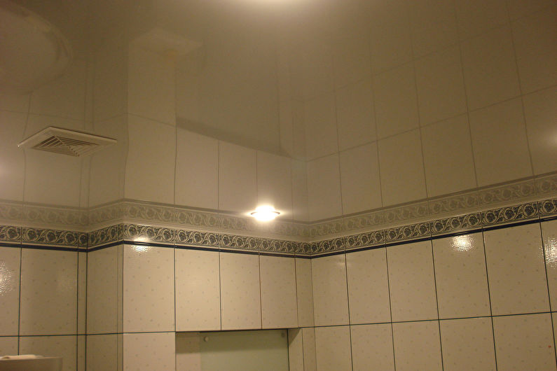 Stretch ceiling in the bathroom - photo