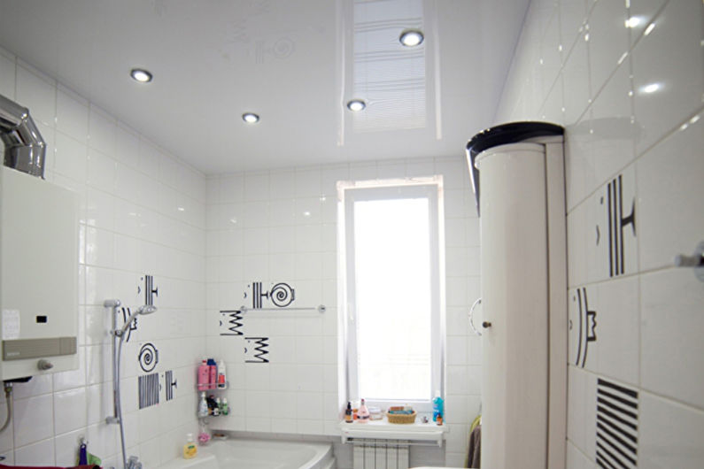 Stretch ceiling in the bathroom - photo