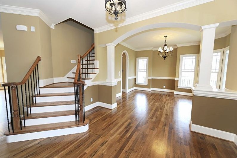 Polyurethane stucco molding in the hallway
