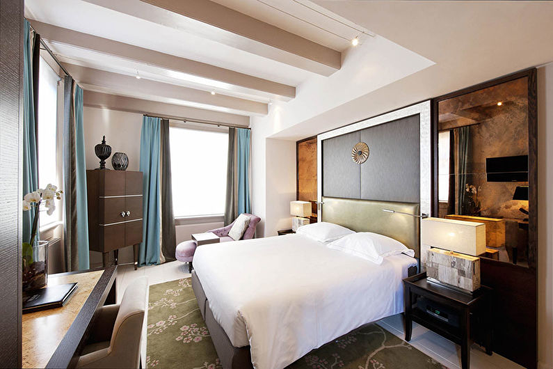 Layered gypsum ceiling in the bedroom