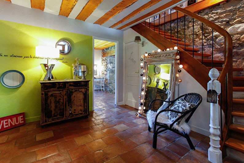 Colore pistacchio nell'interno del corridoio - Foto di design