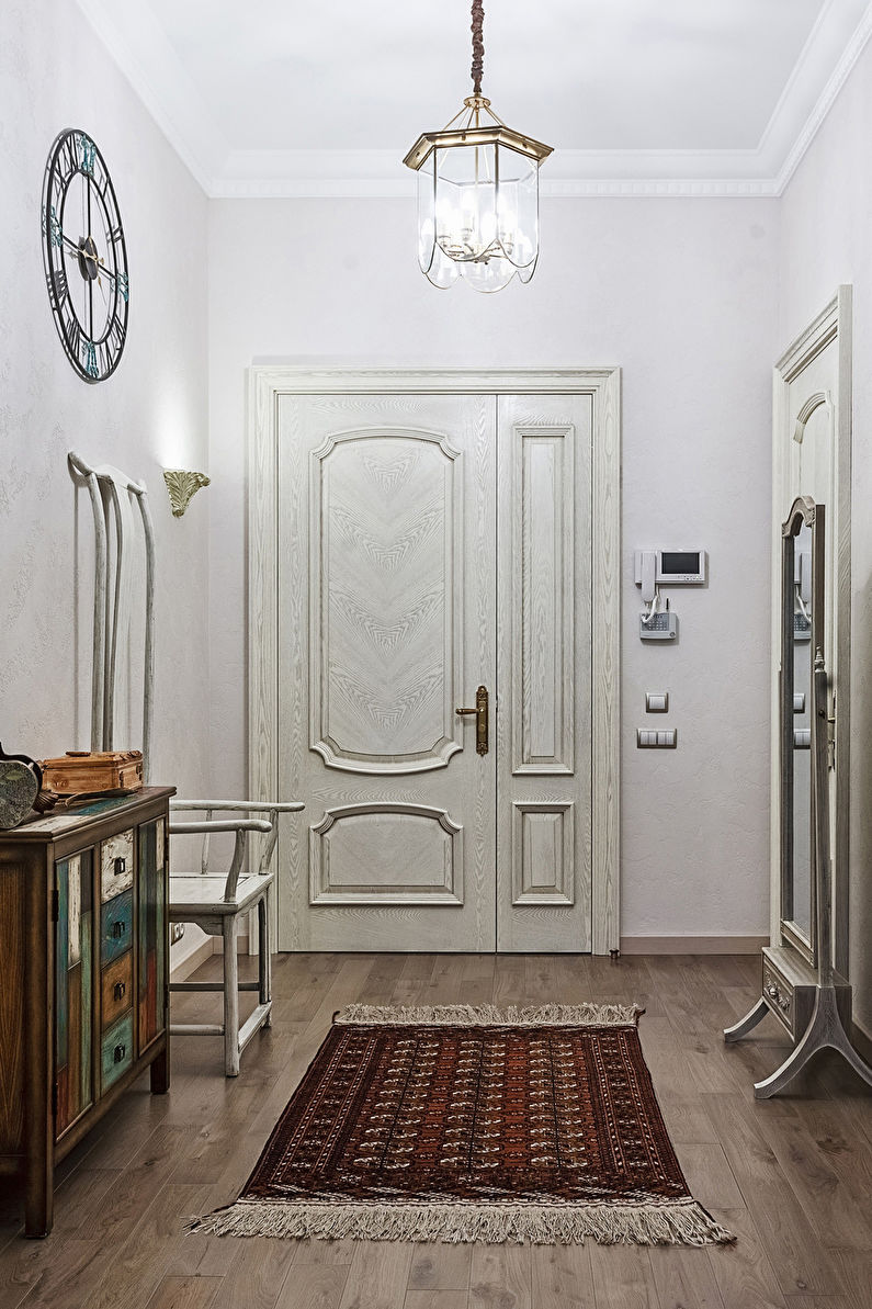 Interior design of the hallway in the neoclassical style - photo