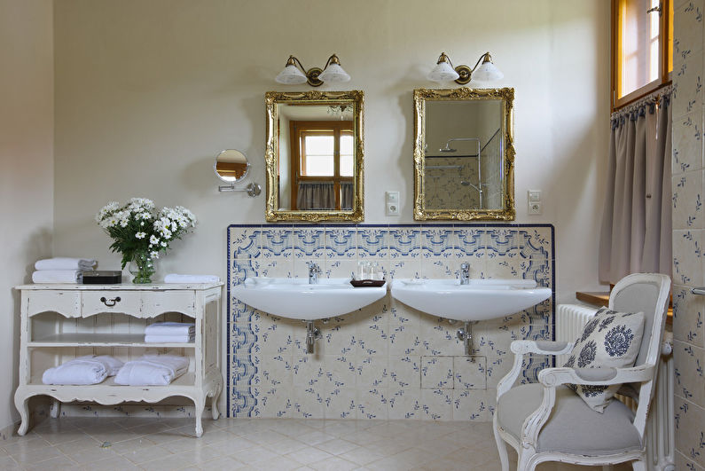 Interior design of a bathroom in the style of shabby chic - photo
