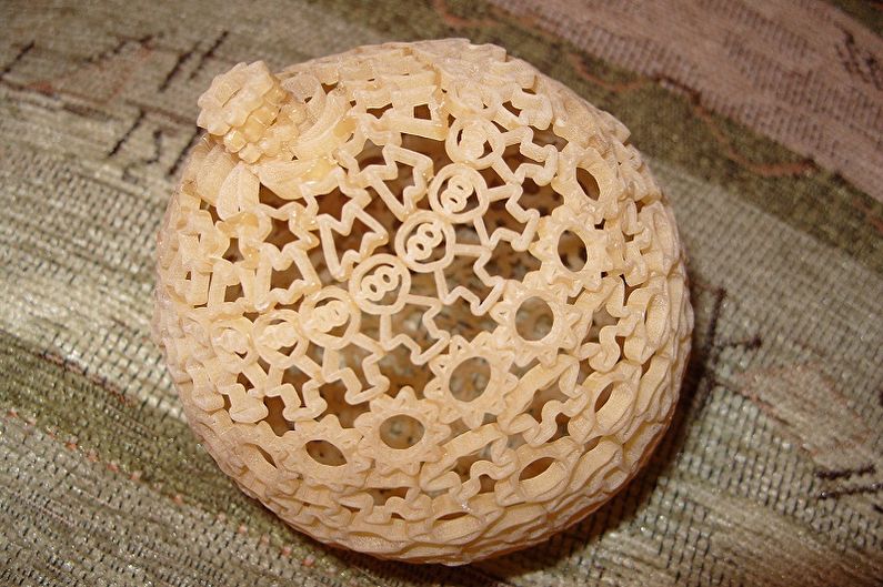 DIY Christmas pasta crafts - Ball of pasta on the Christmas tree