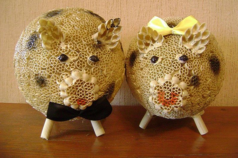 DIY pasta crafts - photos and ideas