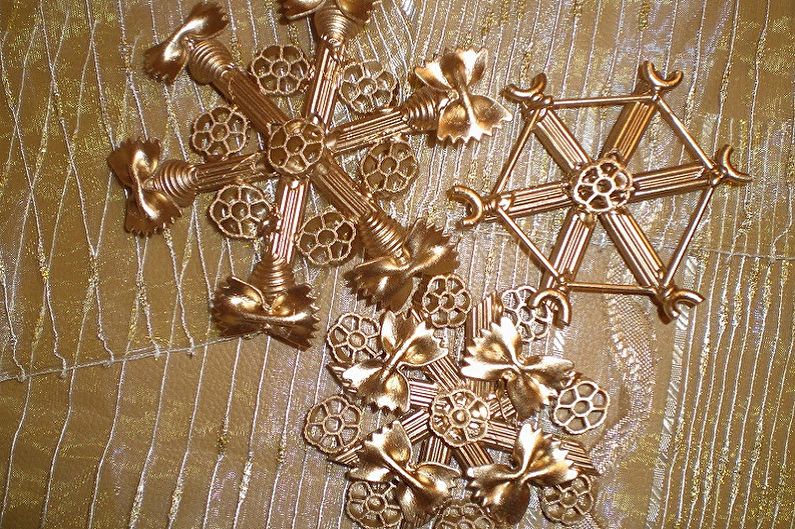 DIY pasta crafts - photos and ideas
