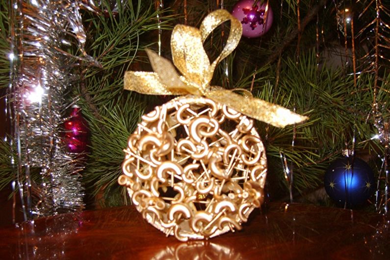 DIY pasta crafts - photos and ideas