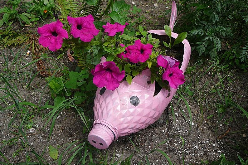 Do-it-yourself street flowerpots for flowers from plastic bottles