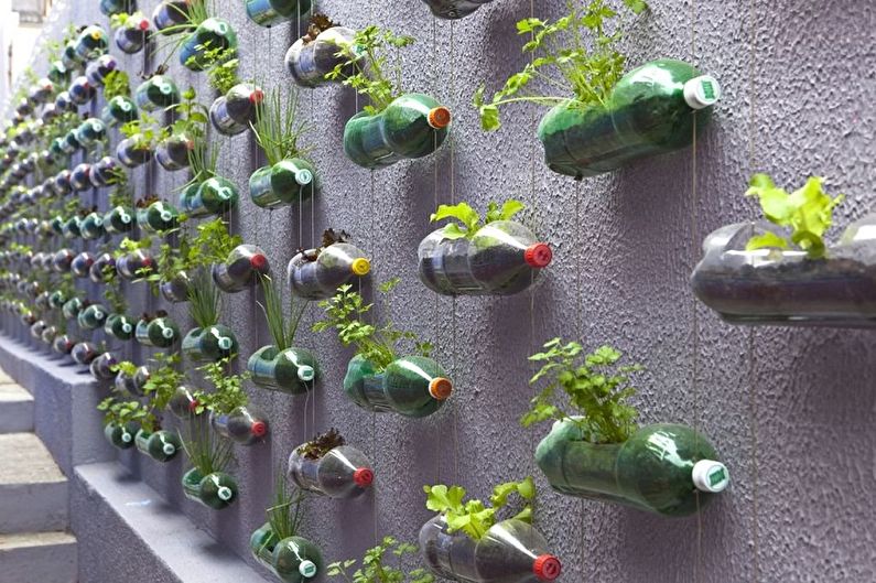 Do-it-yourself street flowerpots for flowers from plastic bottles