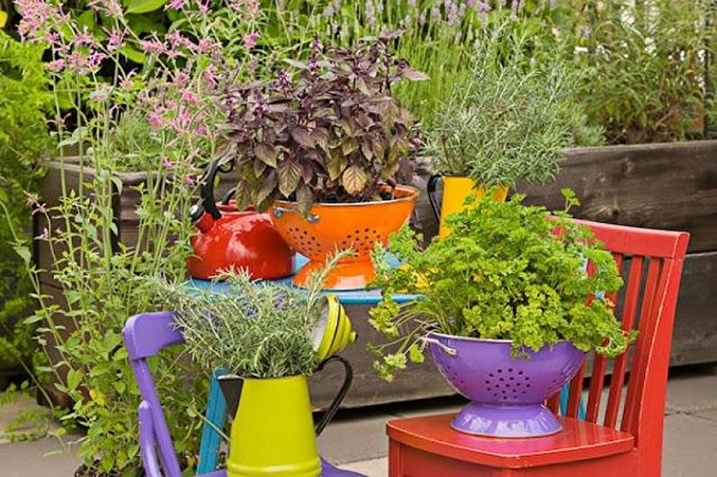 Do-it-yourself street flowerpots for flowers from dishes