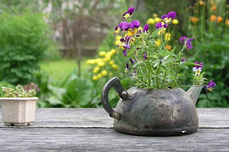 Do-it-yourself street flowerpots for flowers from dishes