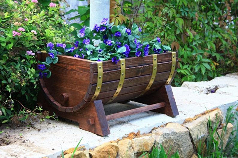 Do-it-yourself street flowerpots for flowers made of wood