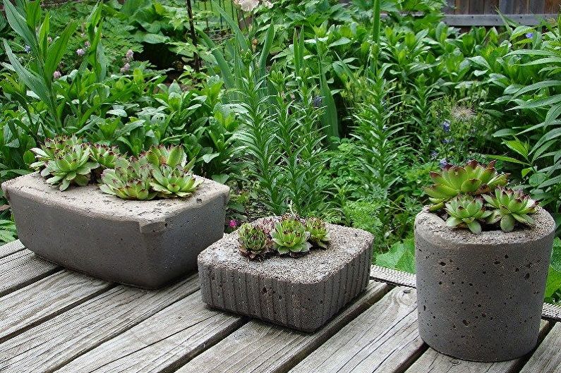 Do-it-yourself street flowerpots for flowers made of concrete