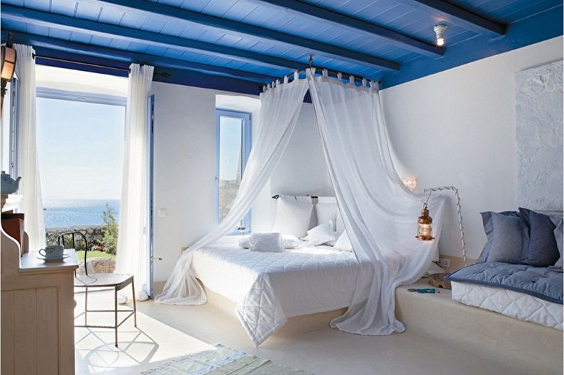 Four Poster Bed - Key Features