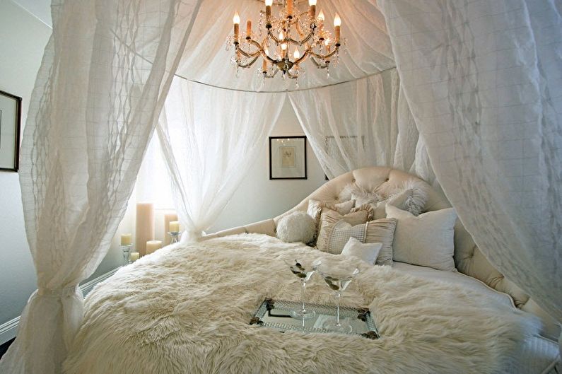 Four Poster Bed - Key Features