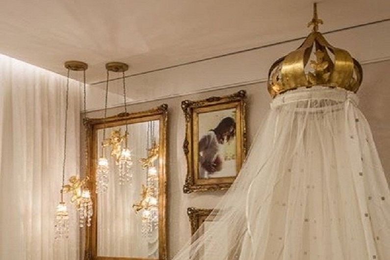 Four-poster bed types - Crown-shaped canopy
