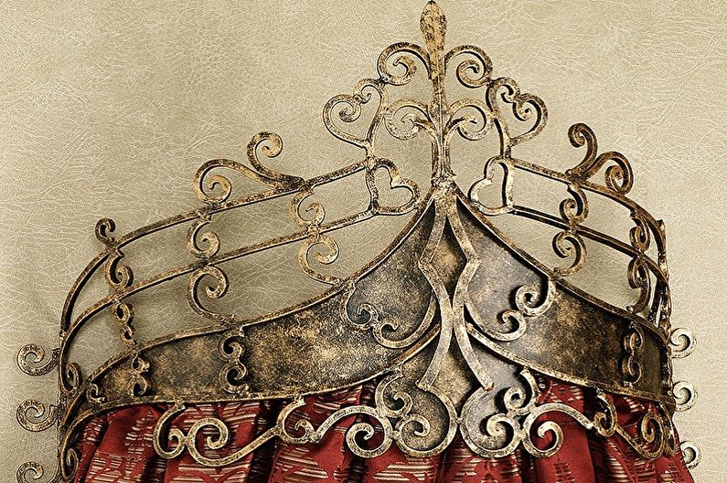 Four-poster bed types - Crown-shaped canopy