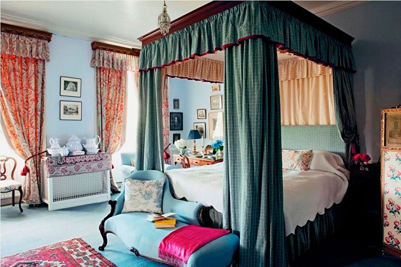 Four Poster Beds - Photo