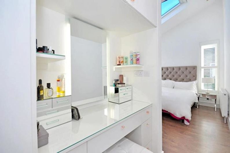 Coiffeuse avec miroir - photo