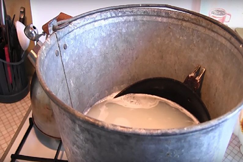 How to Clean a Cast Iron Frying Pan - Powder and Soda