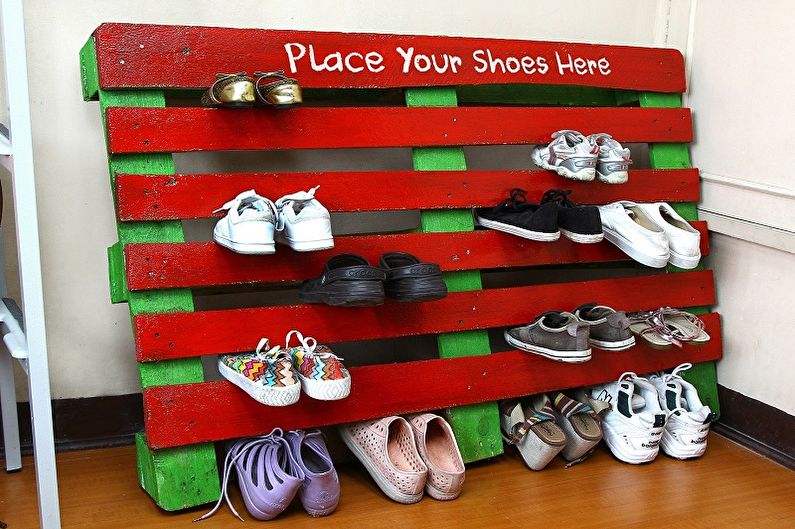 Wie man mit eigenen Händen ein Schuhregal im Flur macht