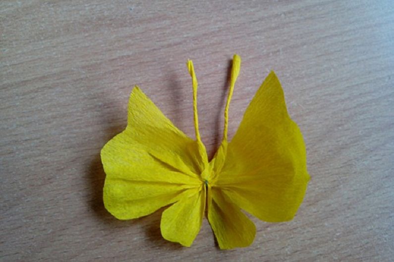 Do-it-yourself butterflies on the wall - Corrugated paper butterflies