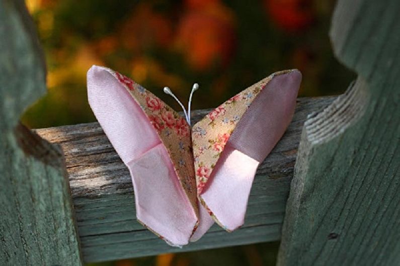 Do-it-yourself butterflies on the wall - Fabric butterflies