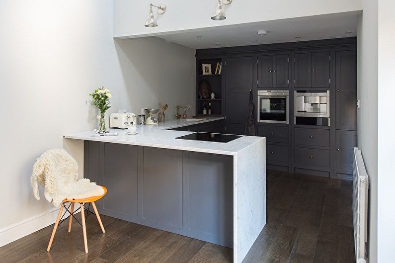 Functionality of a small corner kitchen - Small corner kitchen with a peninsula