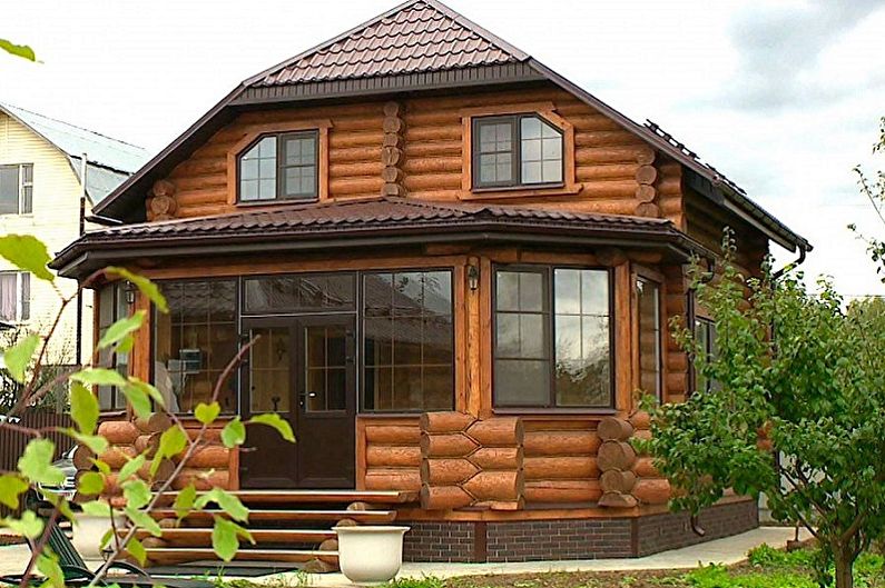 Modern projects of log houses - Log house with a veranda