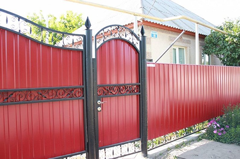 Vārti un vārti no gofrētas plātnes - kādi ir vārti