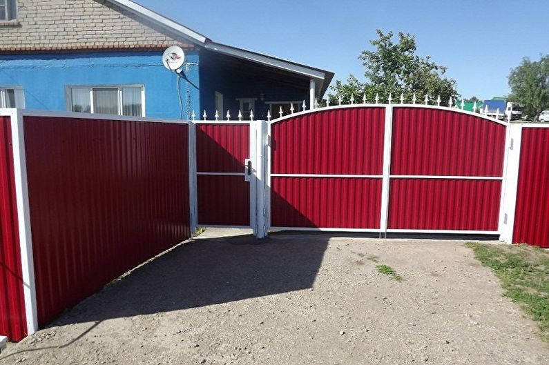 Vārti un vārti no gofrētās plātnes - foto