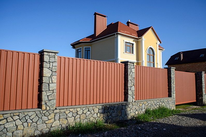 Vārti un vārti no gofrētās plātnes - foto