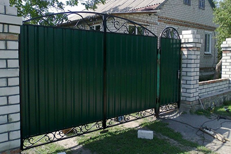 Vārti un vārti no gofrētās plātnes - foto